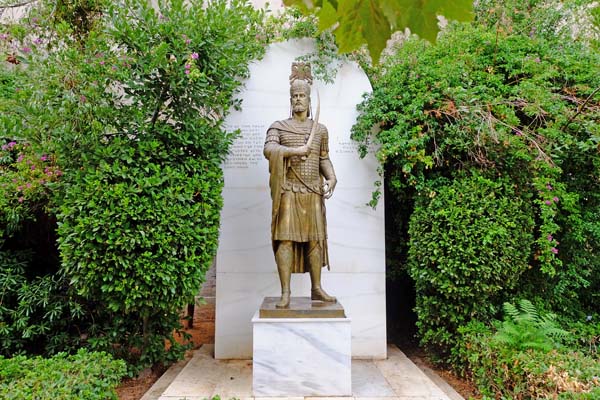 Athen Monastiraki Statue-of-Constantine-XI-Palaiologos