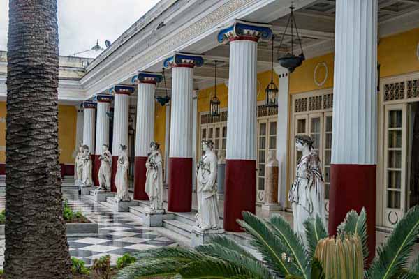 Achilleion Statuen