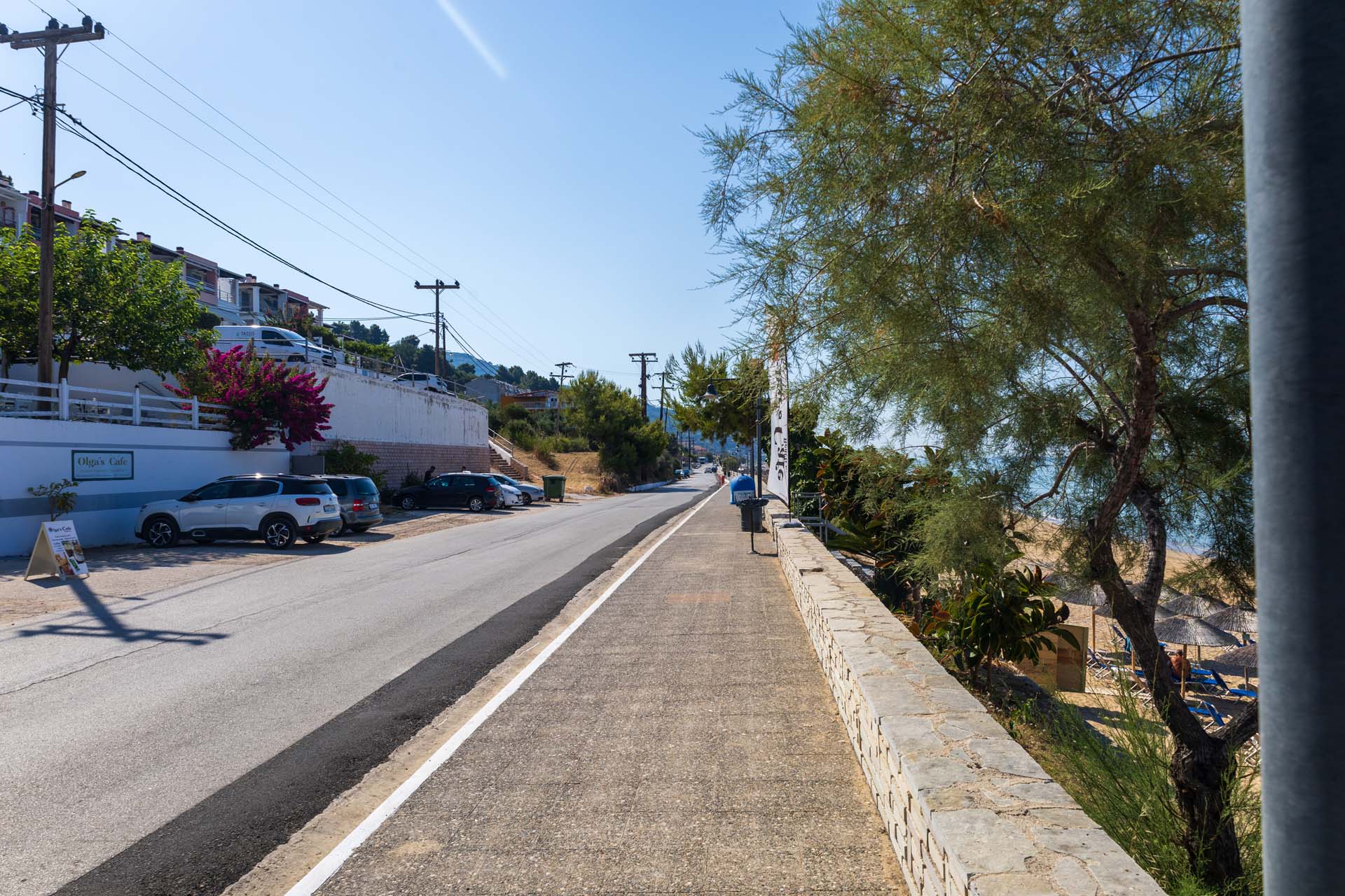 Die Stra&szlig;e von Loutsa oberhalb des Strandes