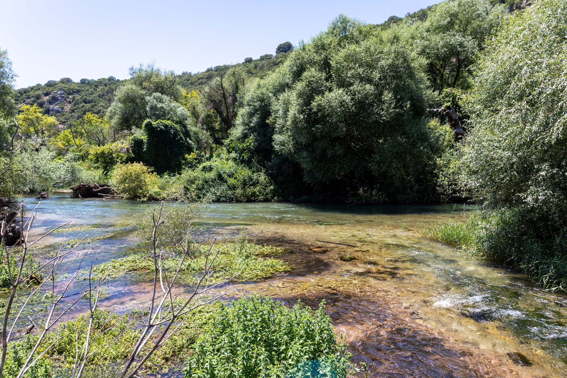 Sitzbänke und Wege im Park von Agios Georgios