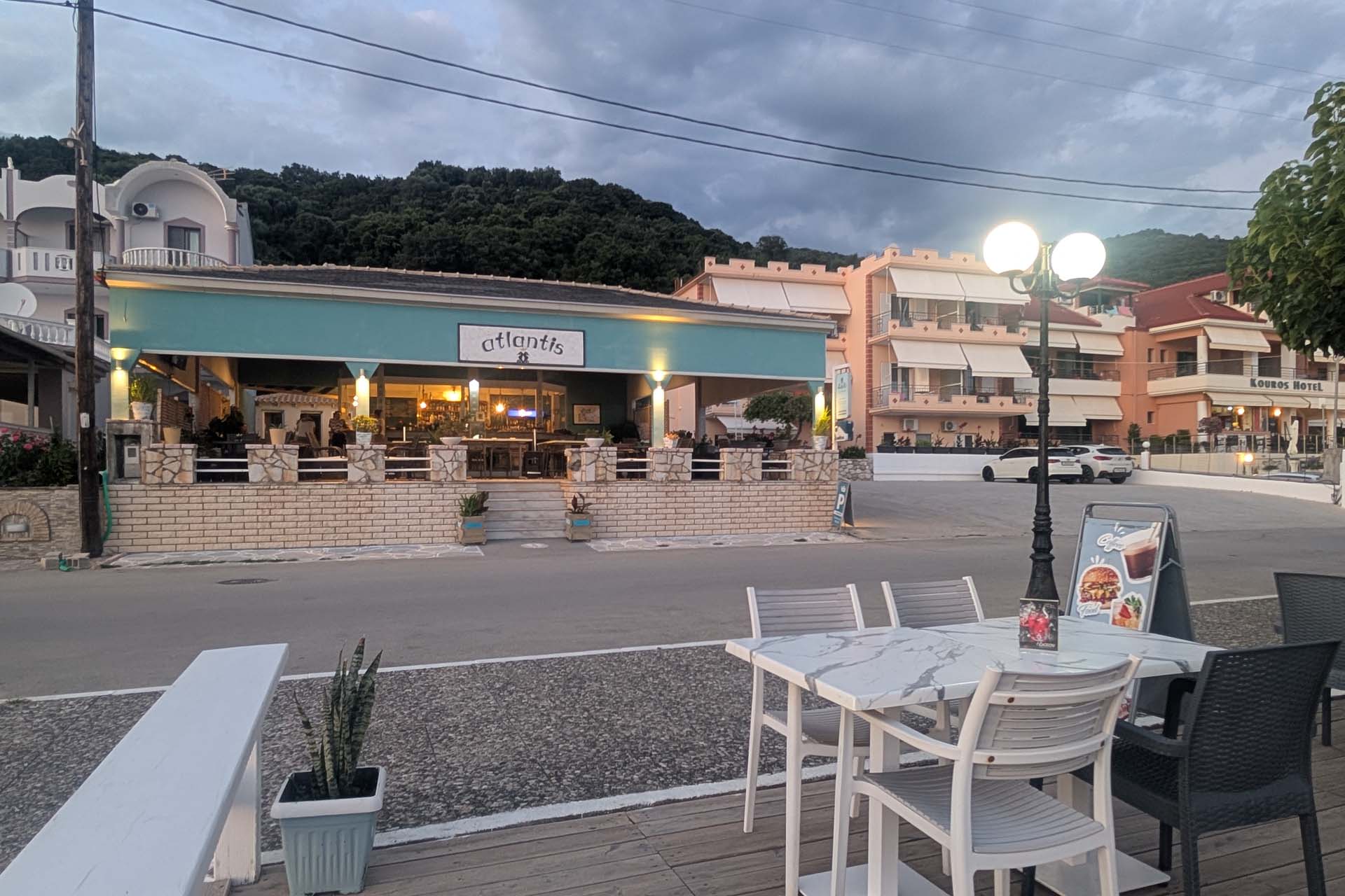 Die Terrasse der Atlantis Bar in Vrachos