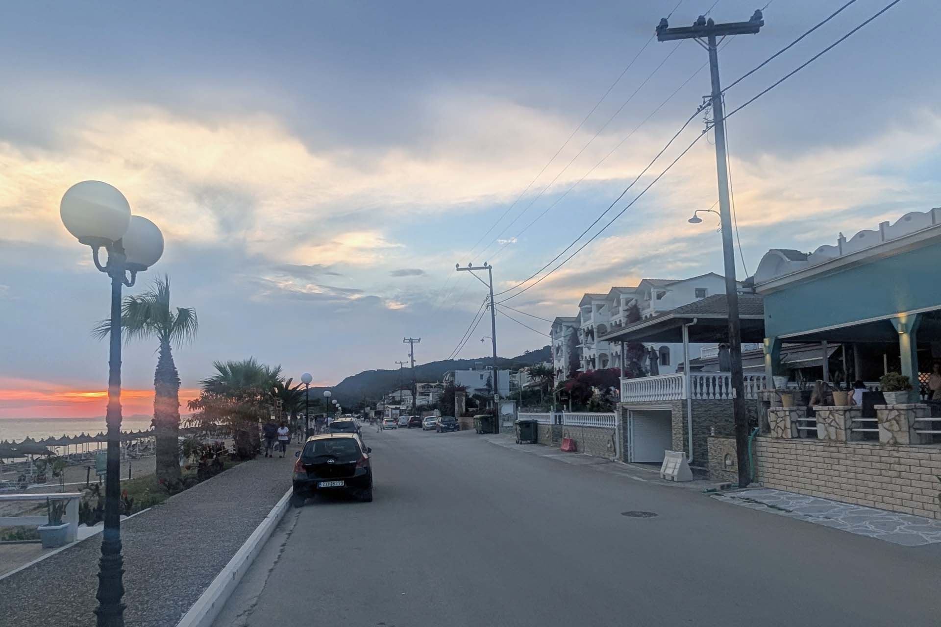 Blick entlang der Hauptstra&szlig;e in Vrachos