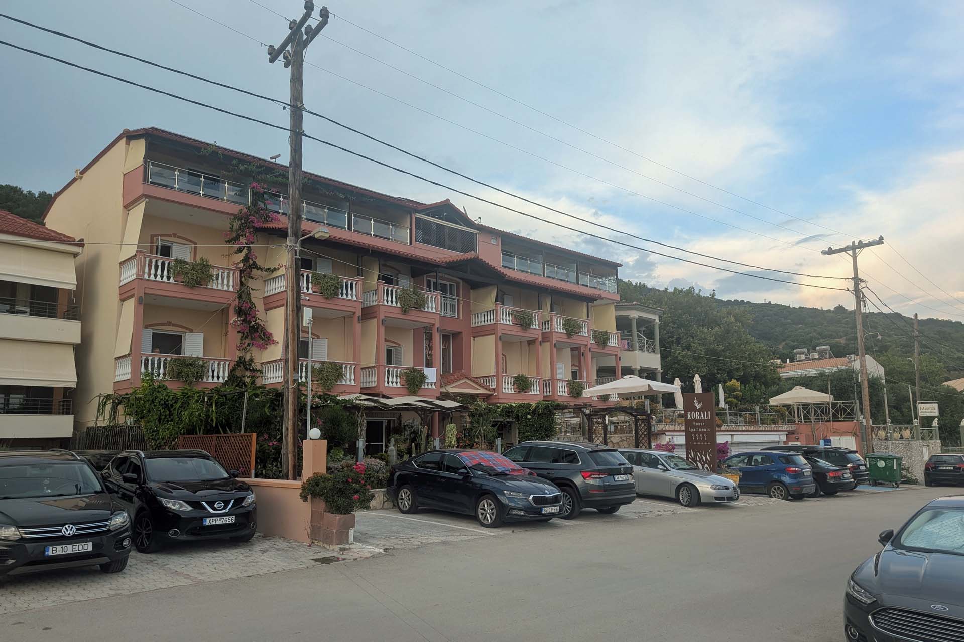 Hotelgeb&auml;ude direkt an der K&uuml;stenstra&szlig;e