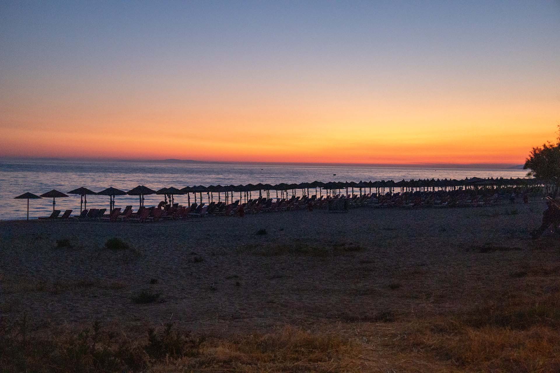 Abendd&auml;mmerung am Strand von Vrachos