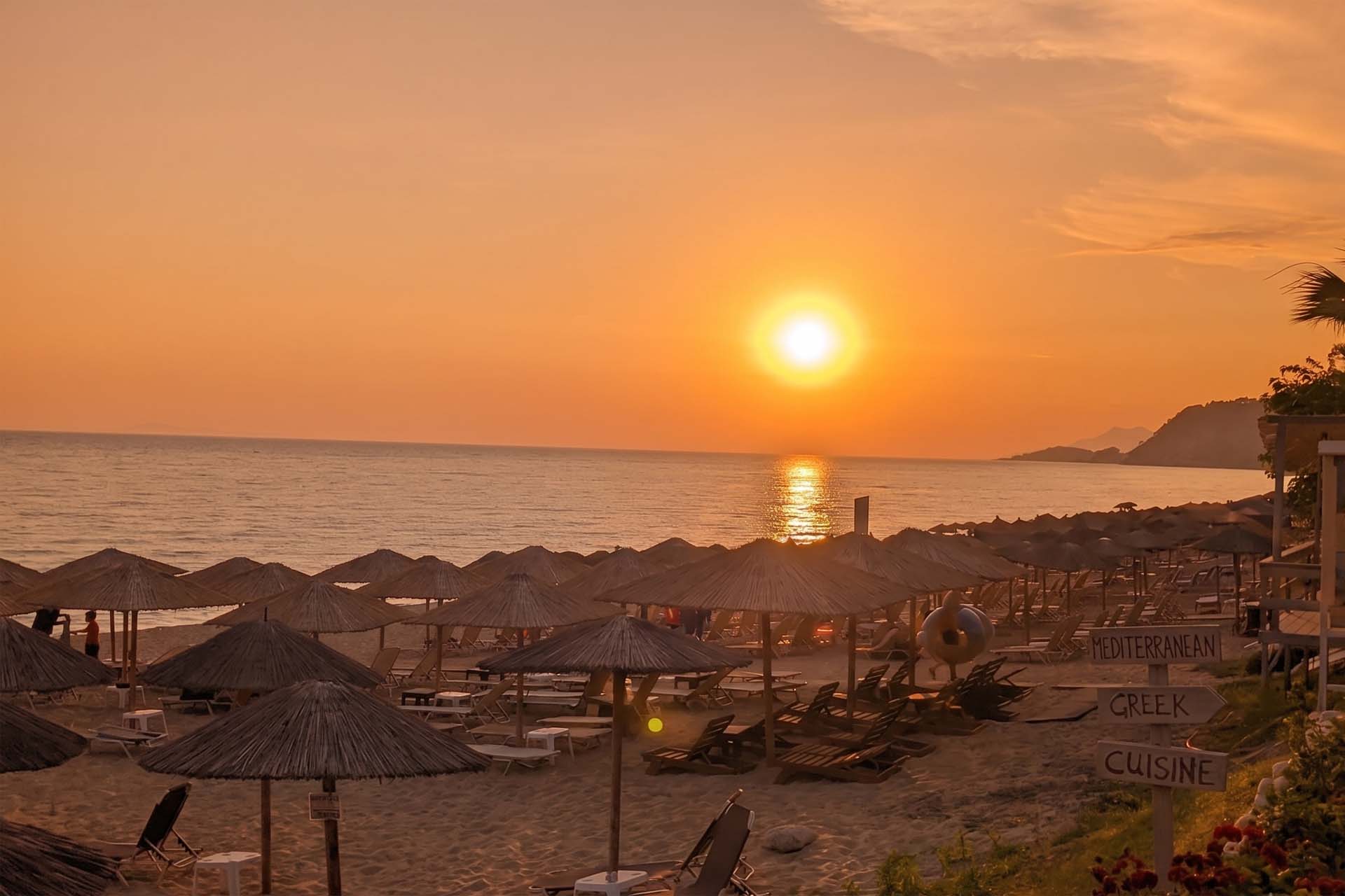 Stimmungsvoller Sonnenuntergang &uuml;ber dem Meer