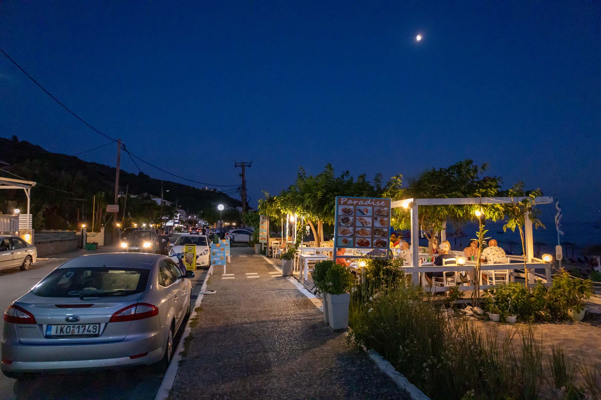 Einladende Tavernen-Terrasse an der Promenade