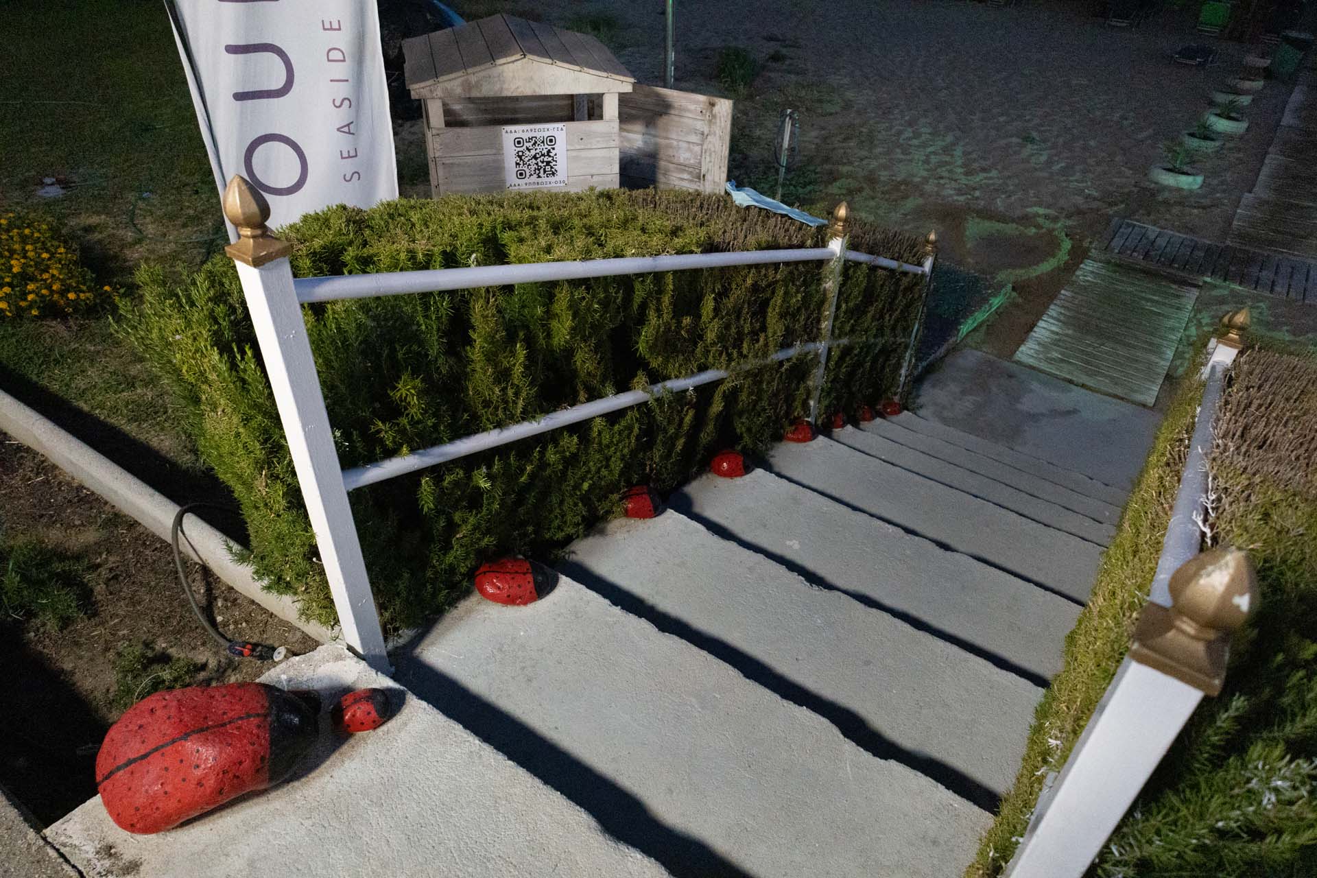 Holztreppe als Zugang zum Sandstrand
