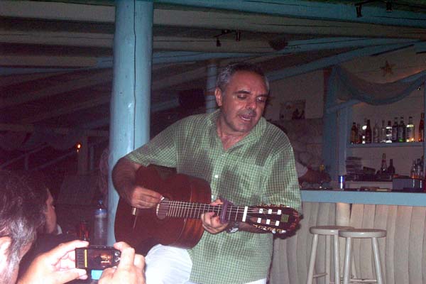 Pavlos spielt Gitarre im Hotel Porto Koukla Beach