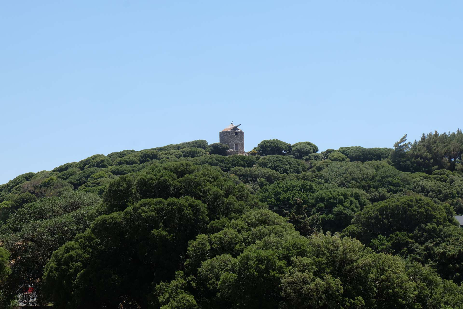 Blick durch die engen Gewölbebögen des Dorfes