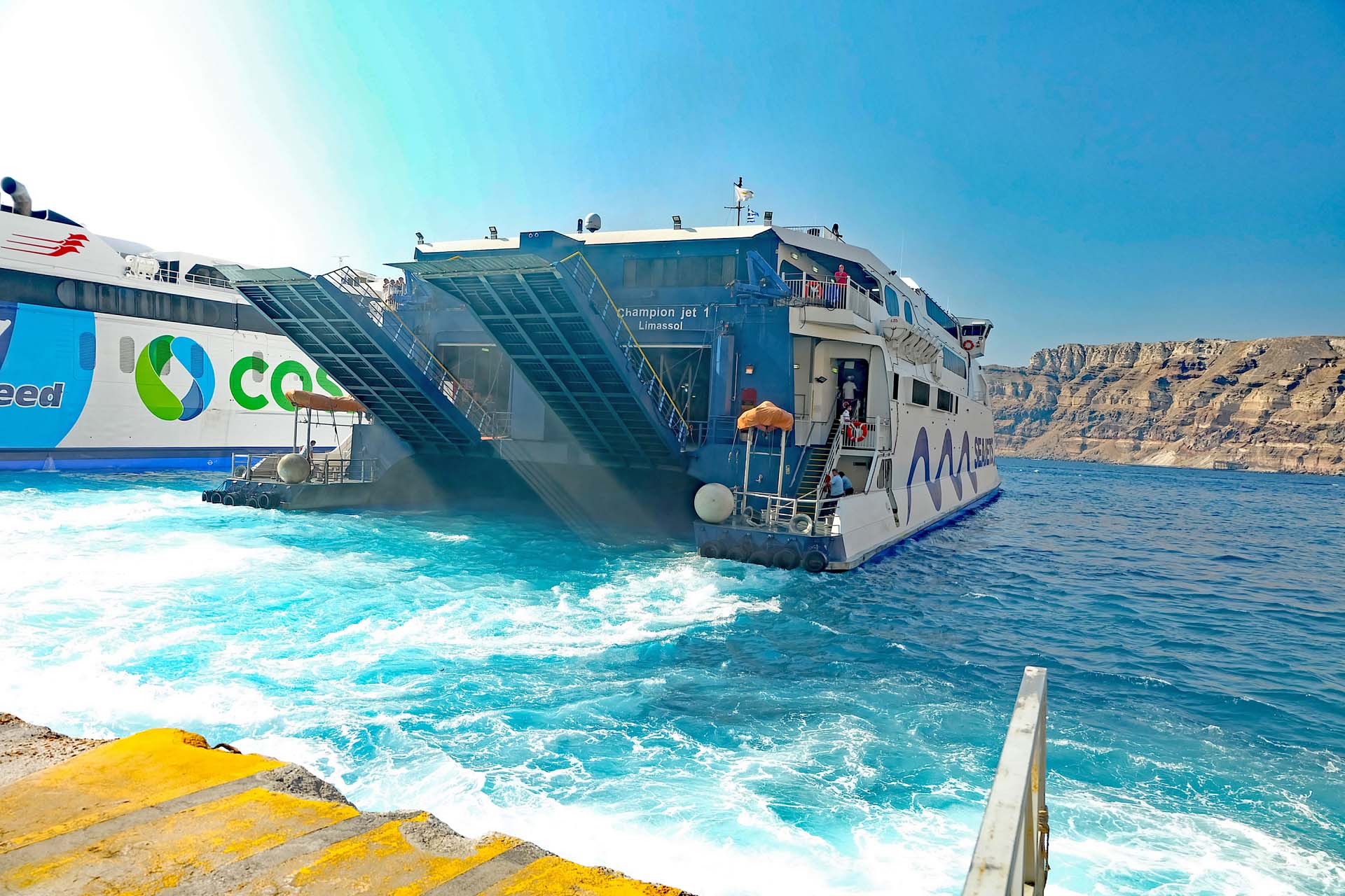 Speedboat am Hafen Santorini